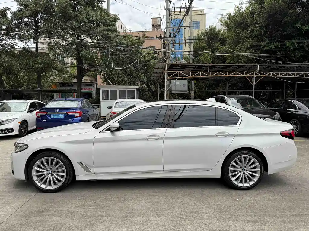 BMW 5 Series 2021 — фото 14