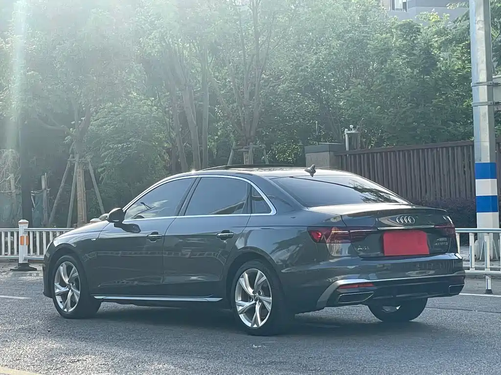 Audi A4L 2022 — фото 2