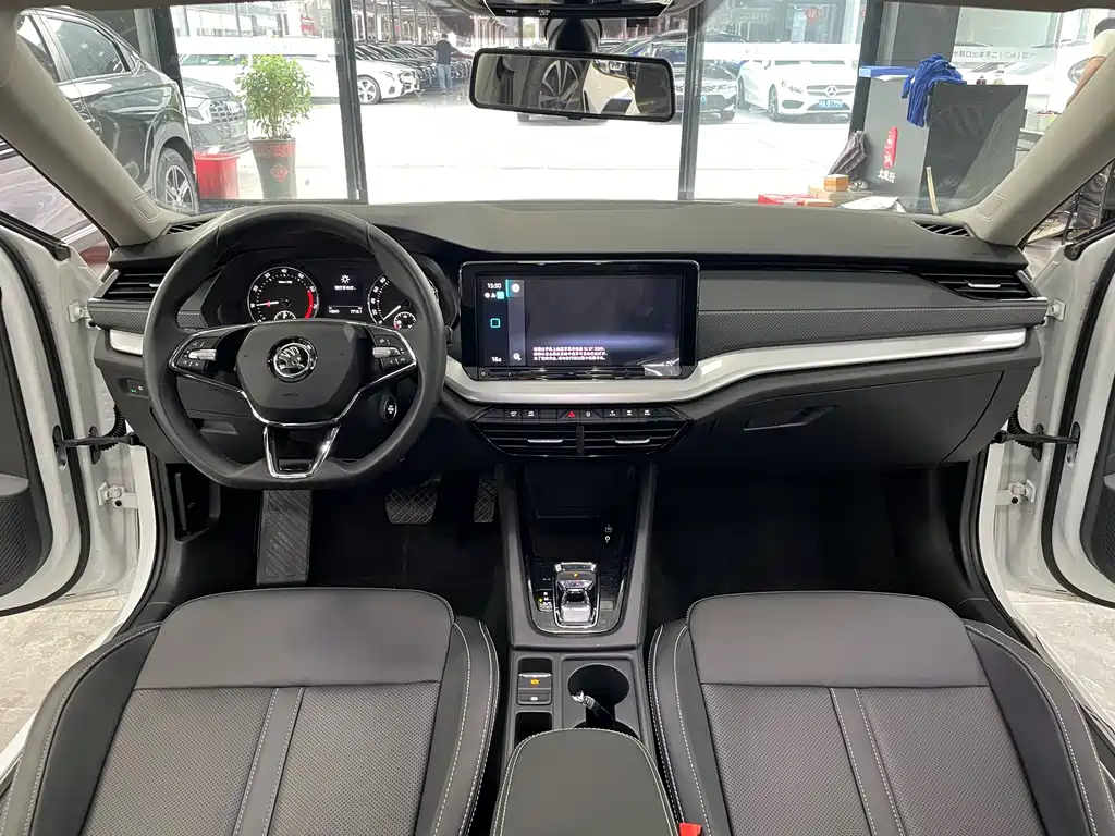 Skoda Octavia 2023 — фото 8