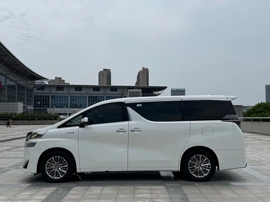 Toyota Vellfire 2023 — фото 2