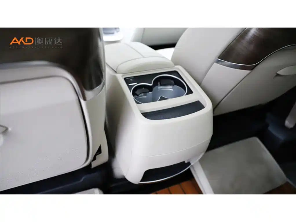 Mercedes-Benz V-Class 2023 — фото 10