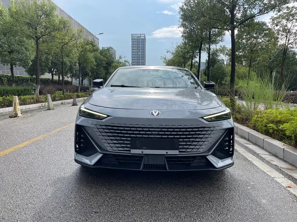 Changan UNI-V Smart Electric Idd 2023 — фото 2
