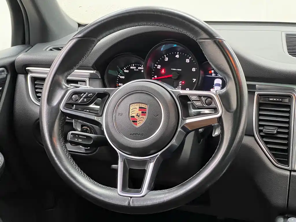 Porsche Macan 2017 — фото 21