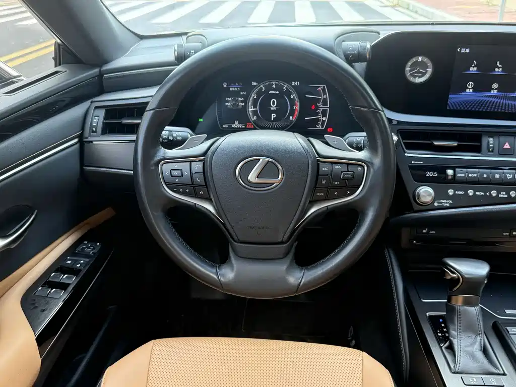 Lexus ES 2022