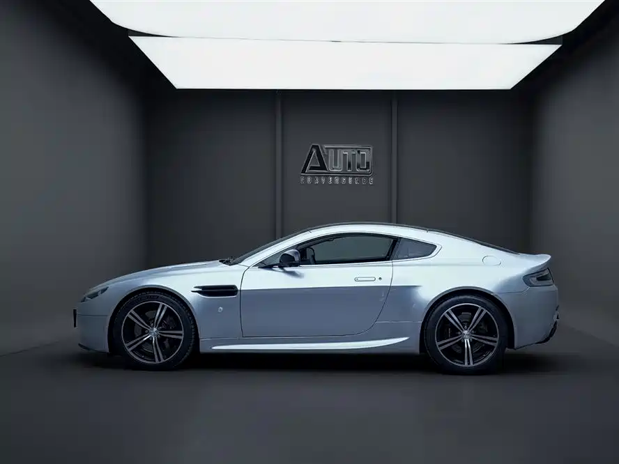 Aston Martin V8 Vantage 2011 — фото 3