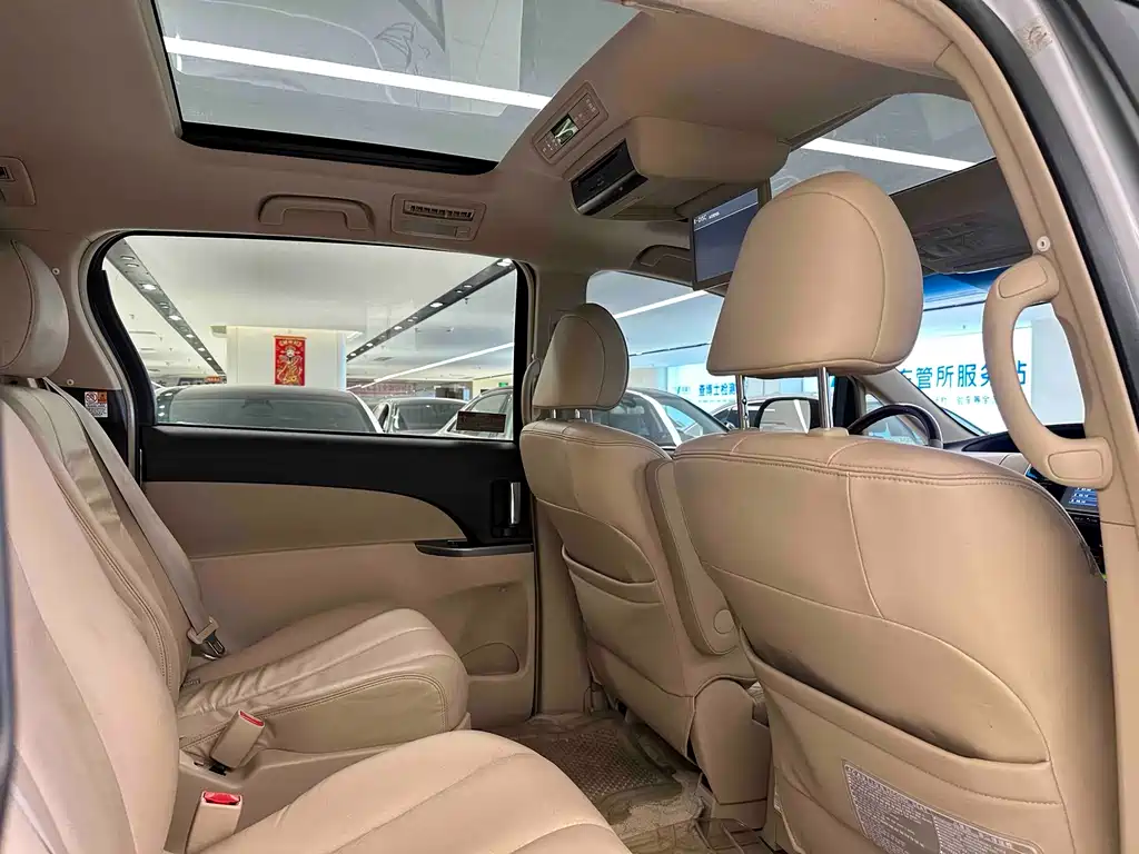Toyota Previa 2015 — фото 14