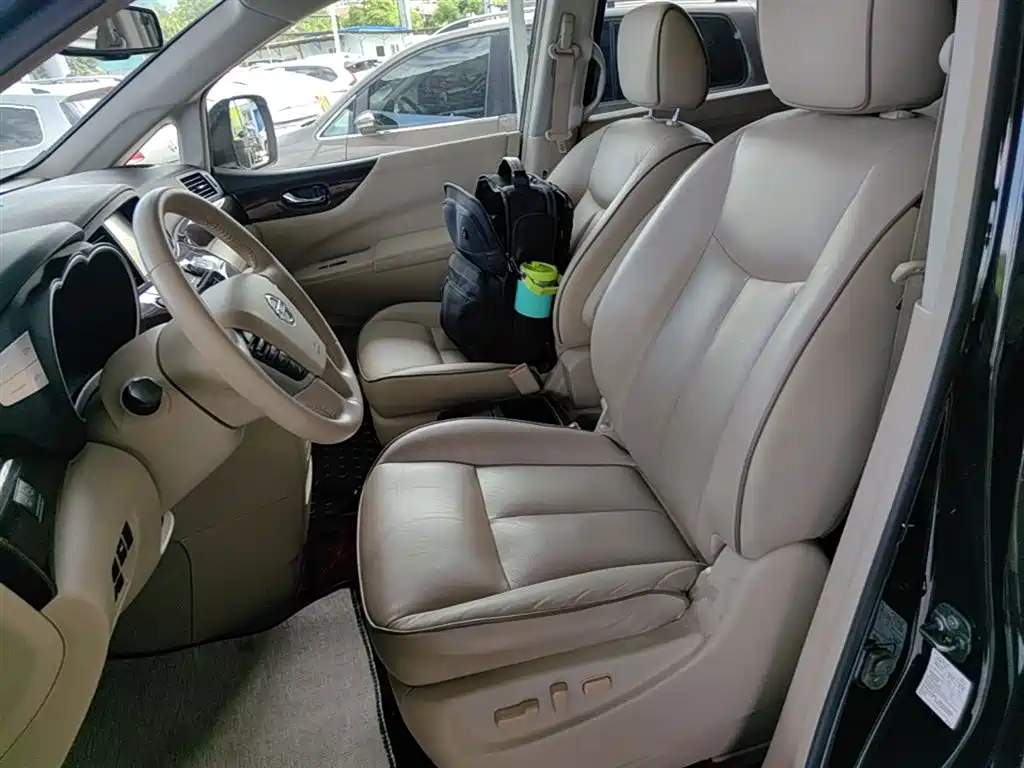 Nissan Quest 2017 — фото 15