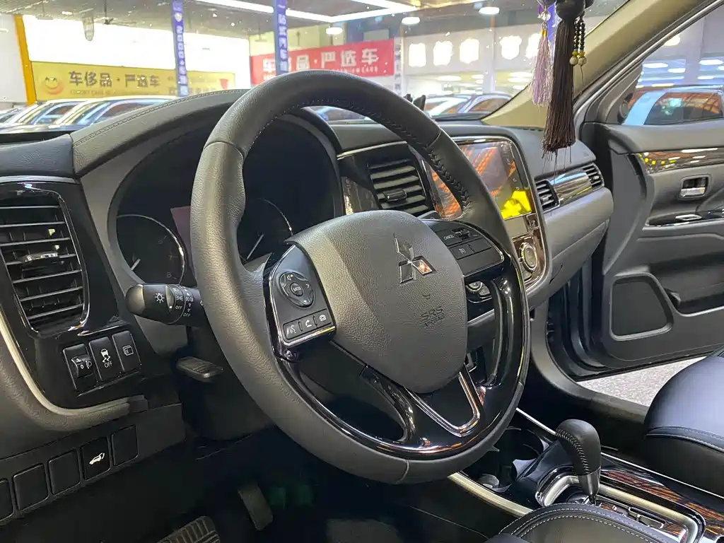 Mitsubishi Outlander 2020 — фото 14