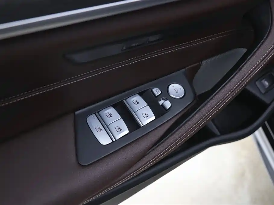 BMW 5 Series 2023 — фото 11