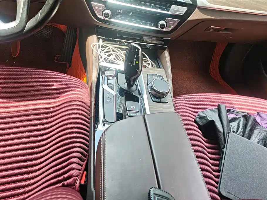 BMW 5 Series 2019 — фото 16
