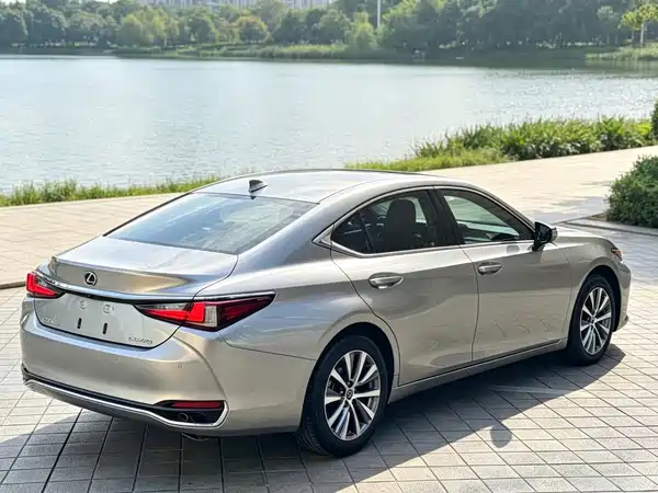 Lexus ES 2020