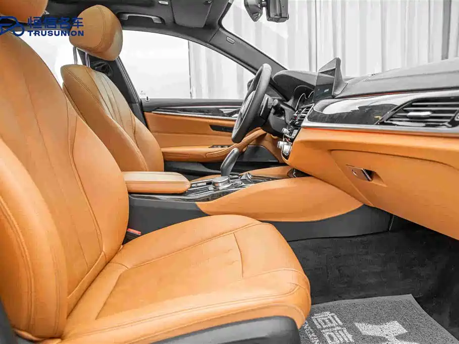 BMW 5 Series 2019 — фото 15