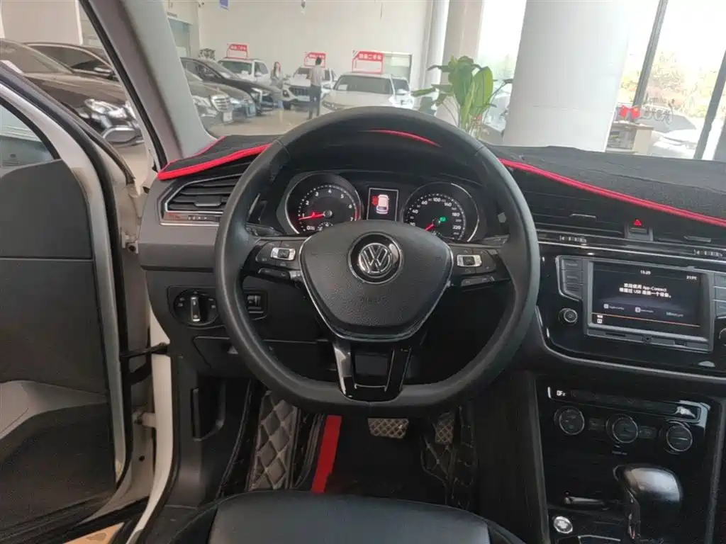Volkswagen Tiguan L 2017 — фото 11