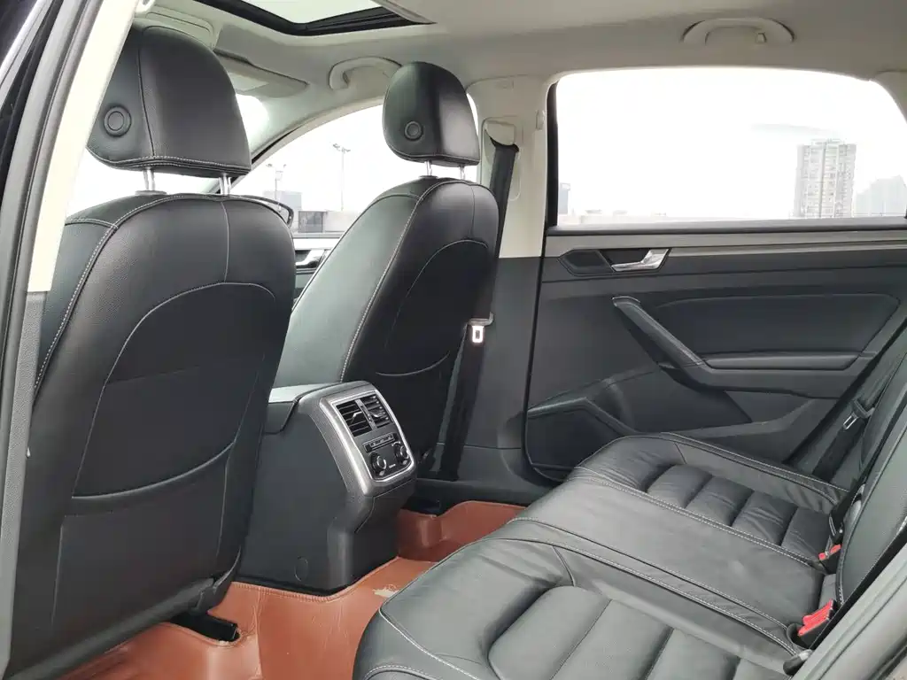 Volkswagen Passat 2017 — фото 13