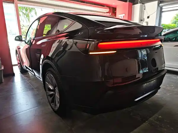 Tesla Model Y 2025