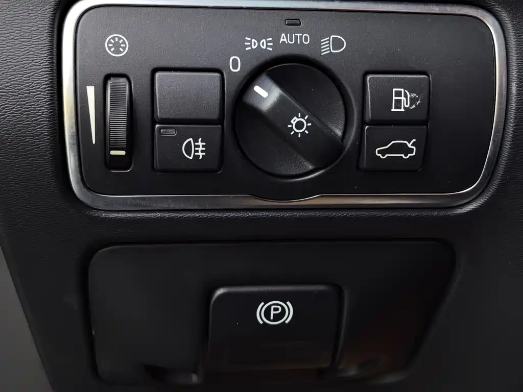 Volvo XC60 2017 — фото 21