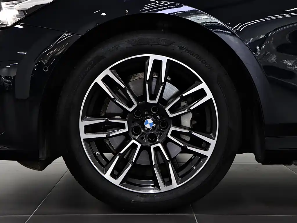 BMW 5 Series 2025 — фото 8
