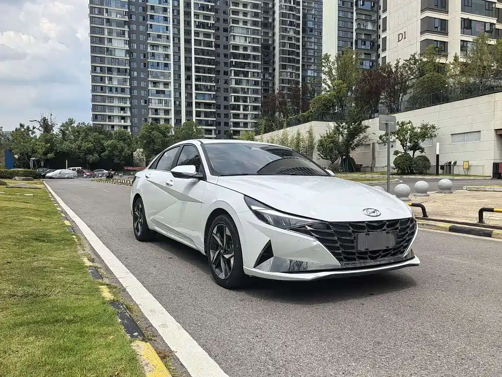 Hyundai Elantra 2022 — фото 3