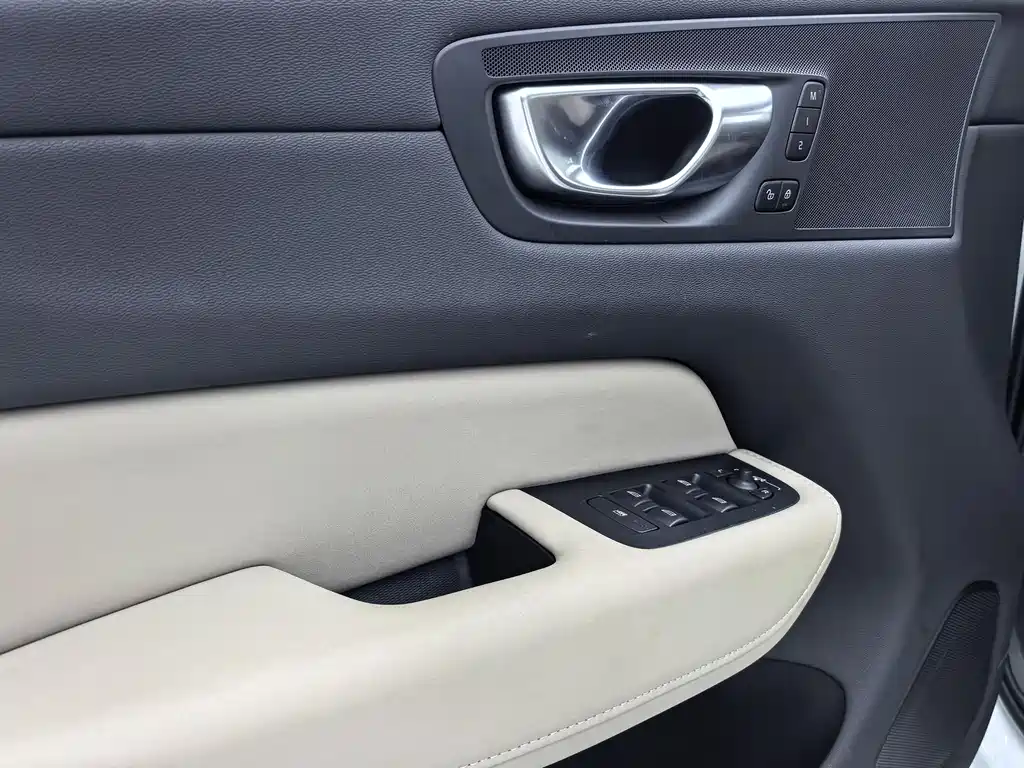 Volvo XC60 2025 — фото 23
