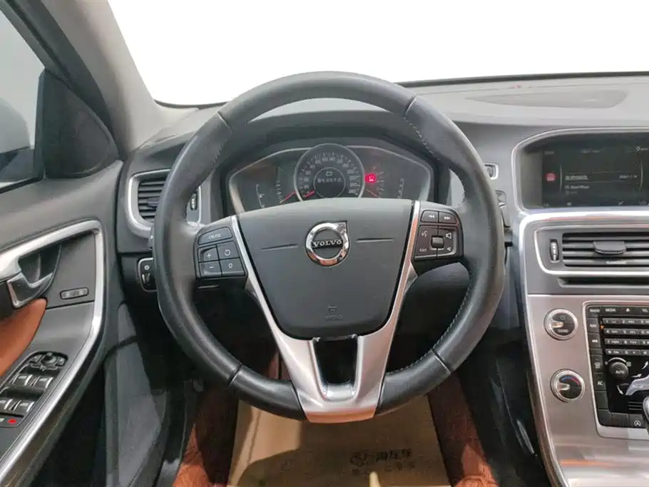 Volvo S60 2018 — фото 15