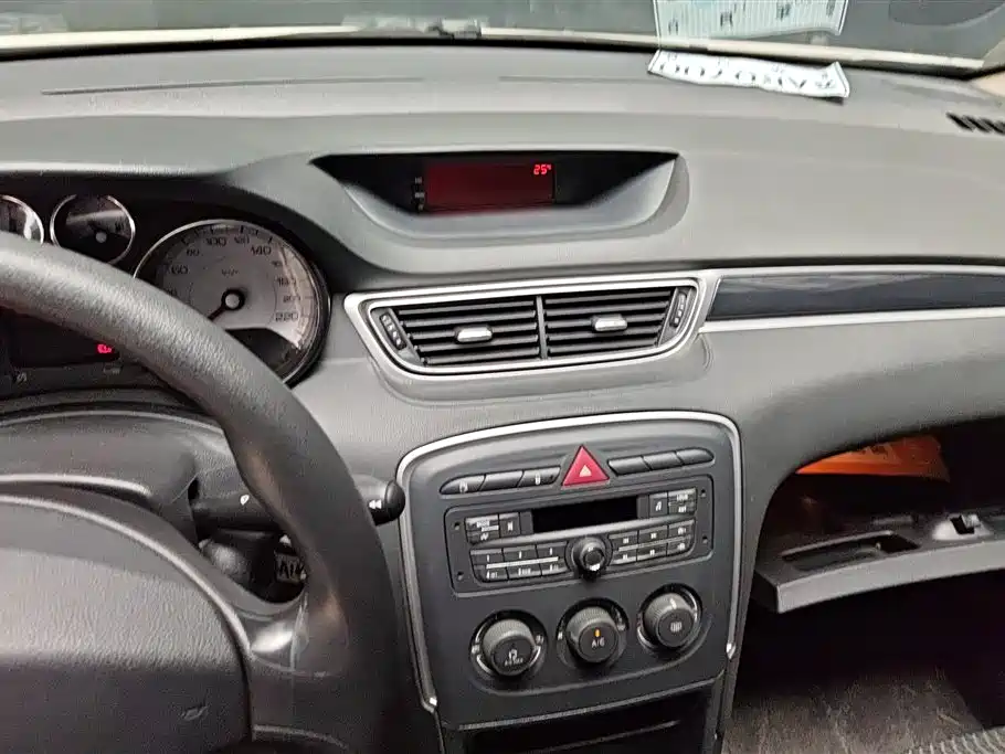 Peugeot 308 2016 — фото 13