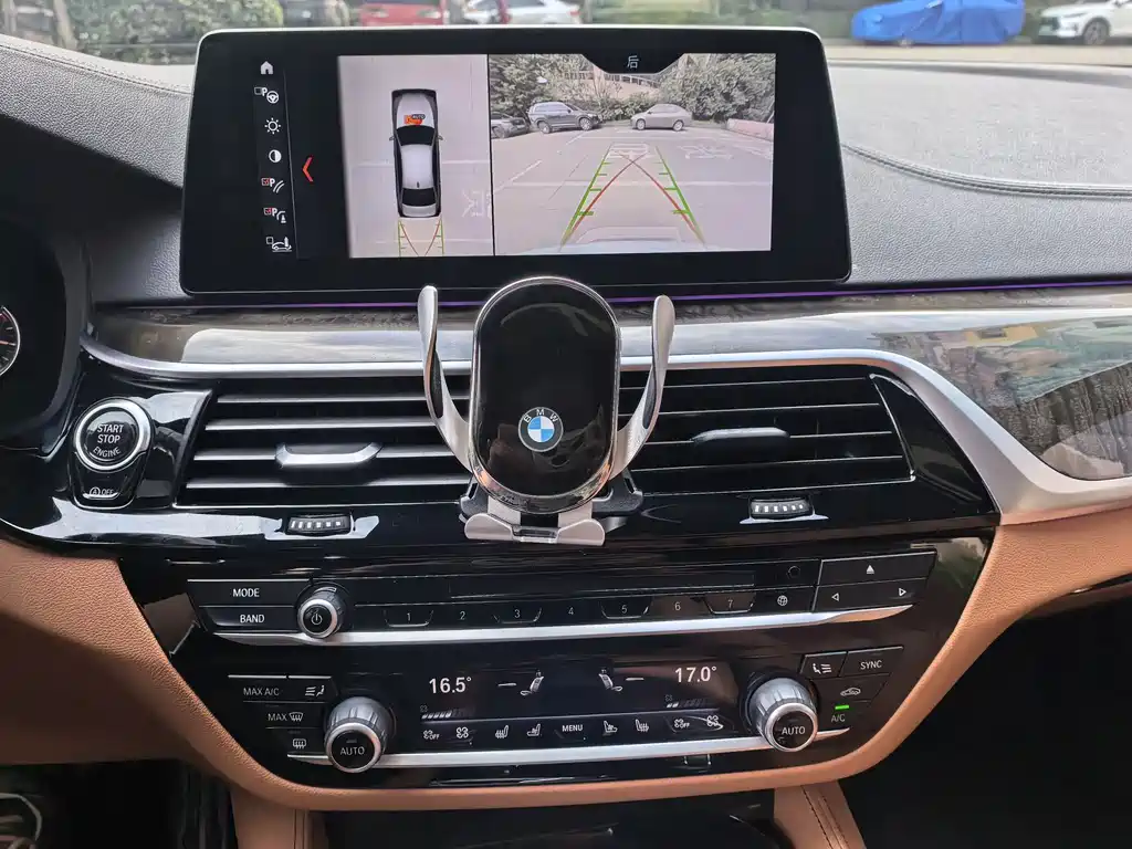 BMW 5 Series 2018 — фото 11