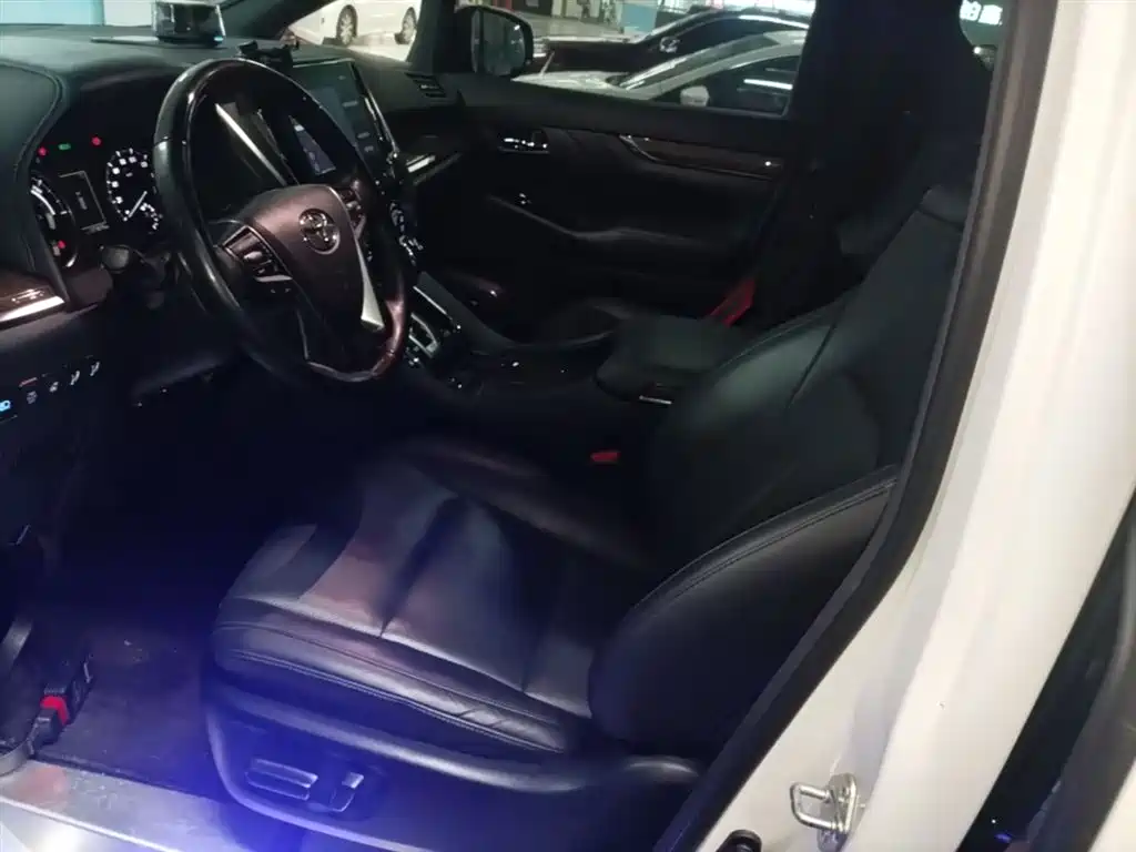 Toyota Vellfire 2022 — фото 15