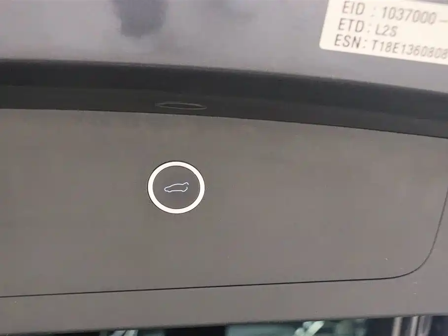 Tesla Model X 2018 — фото 16