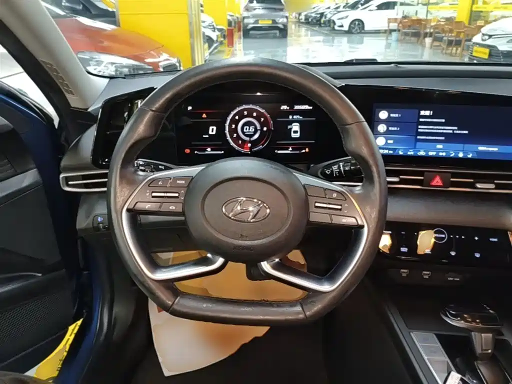 Hyundai Elantra 2022 — фото 11