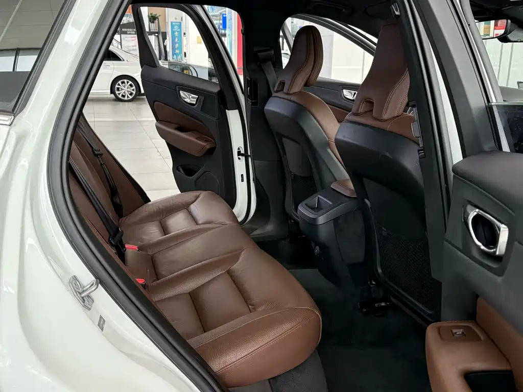 Volvo XC60 2022 — фото 11