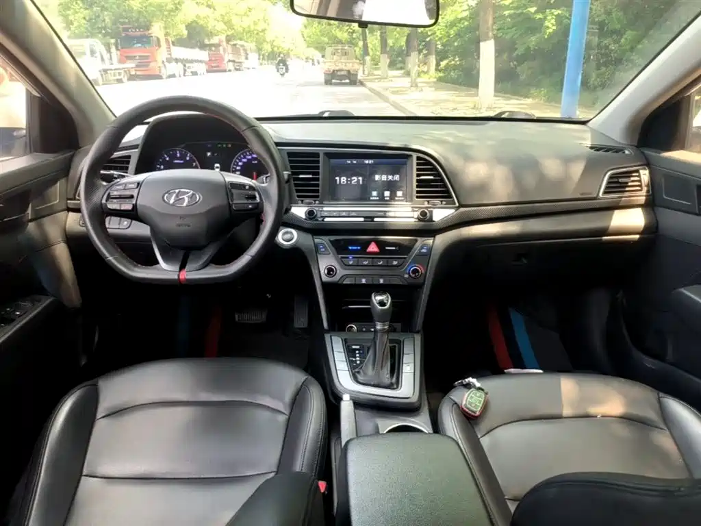 Hyundai Elantra 2019 — фото 10