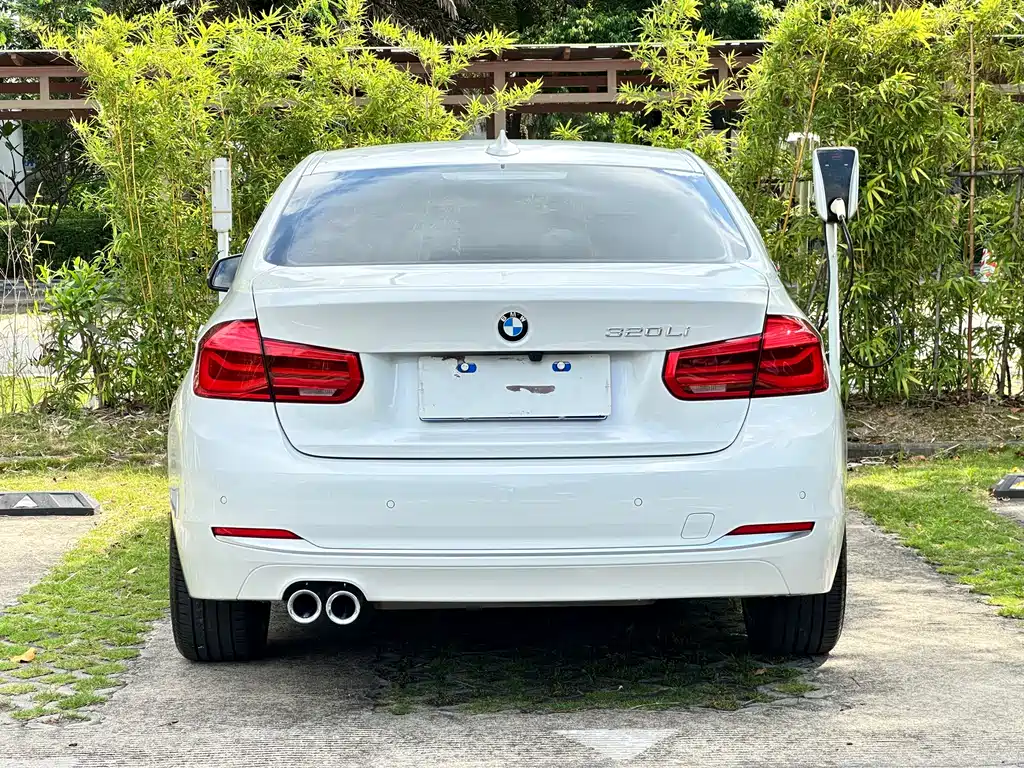 BMW 3 Series 2018 — фото 15
