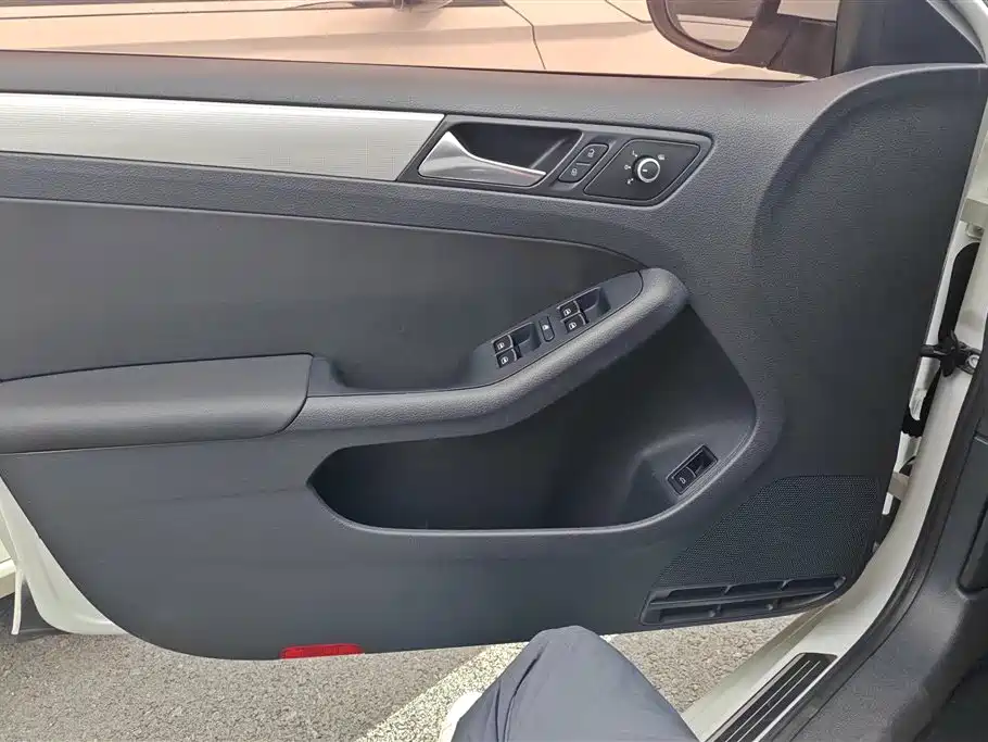Volkswagen Sagitar 2014