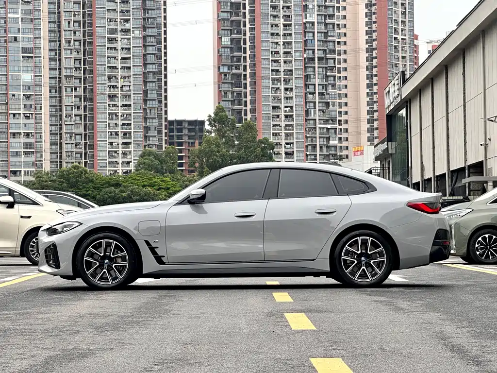 BMW i4 2025 — фото 17