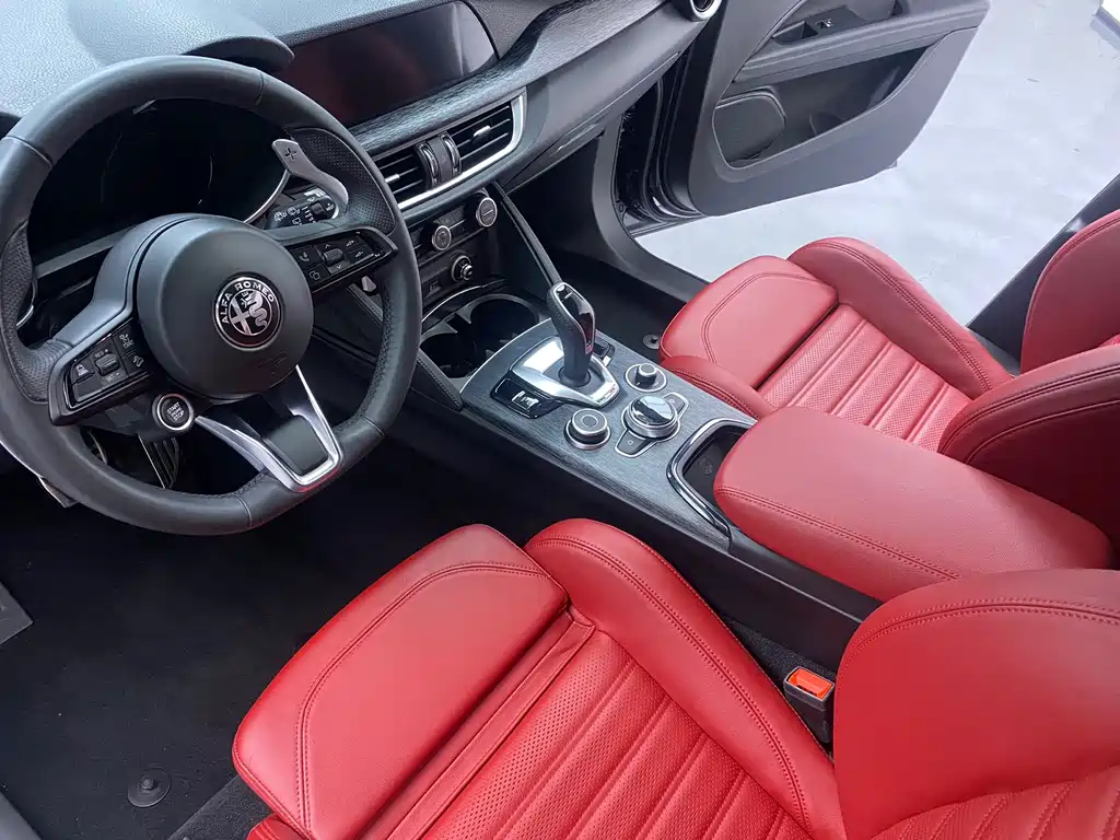 Alfa Romeo Stelvio 2025