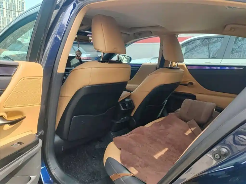 Lexus ES 2021