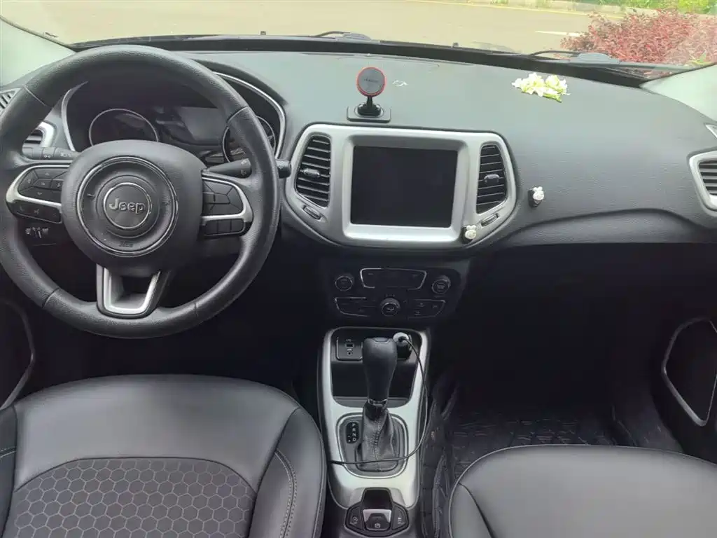 Jeep Compass 2020 — фото 10