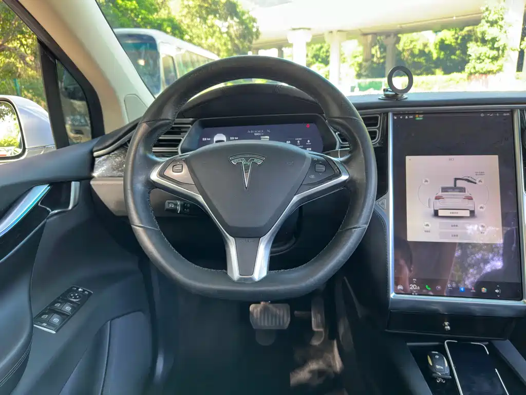 Tesla Model X 2016 — фото 18