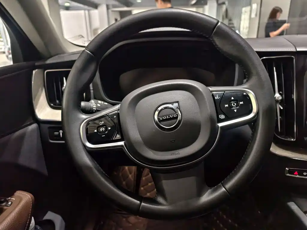 Volvo XC60 2020 — фото 18