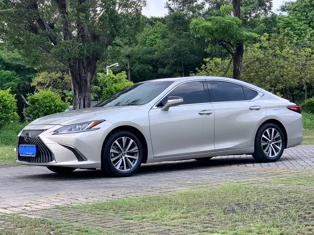 Lexus ES 2019