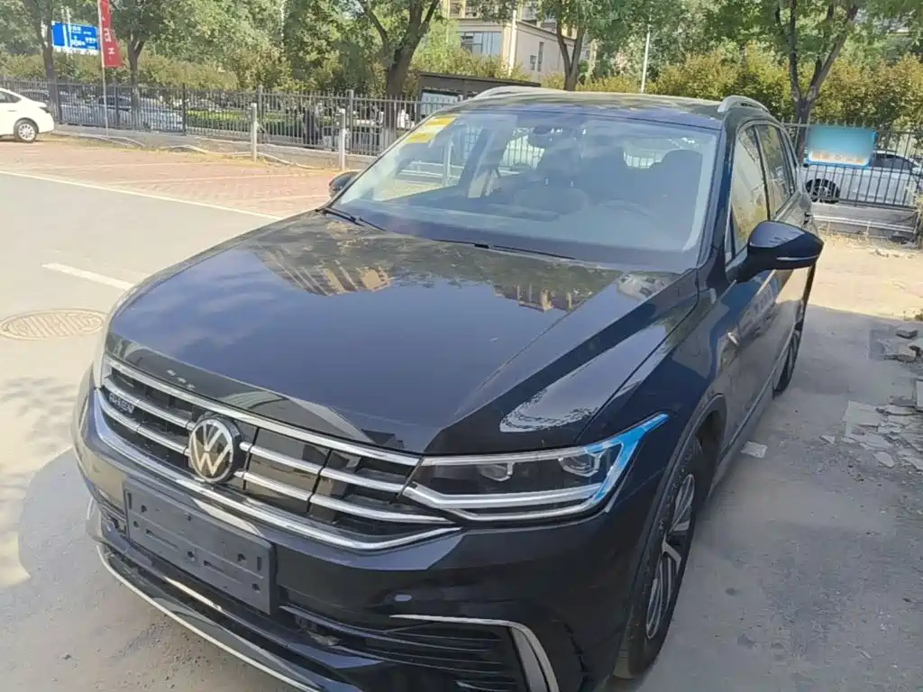 Volkswagen Tiguan L Plug-In Hybrid 2025 — фото 1