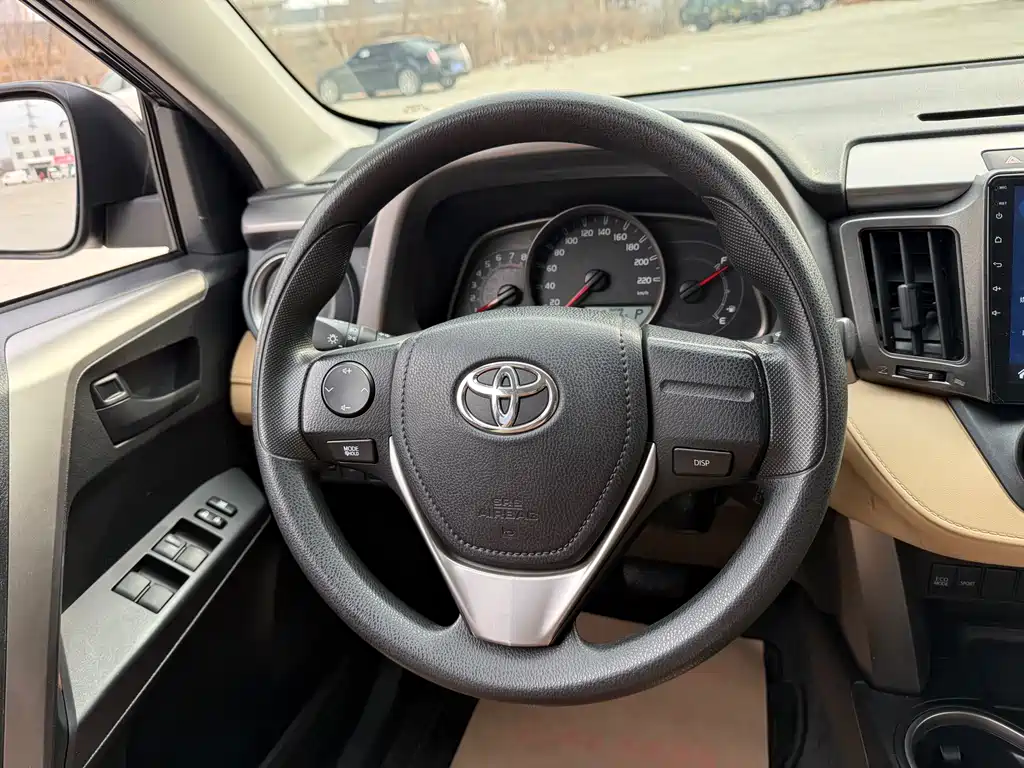 Toyota RAV4 2017 — фото 16