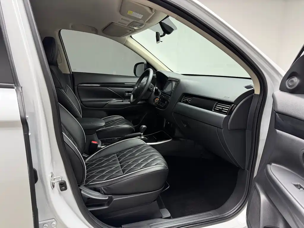Mitsubishi Outlander 2023 — фото 16