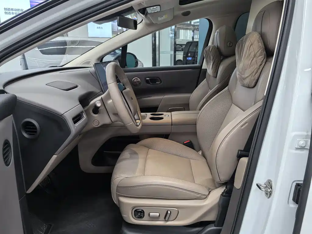 Li Auto i8 2025