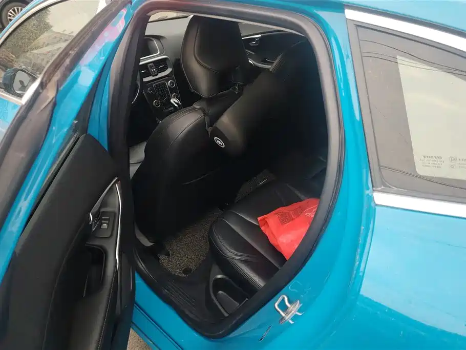 Volvo V40 2015 — фото 11