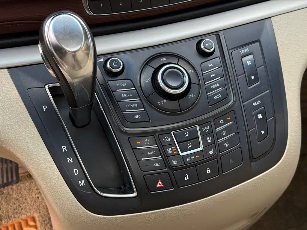 Buick GL8 2015 — фото 9