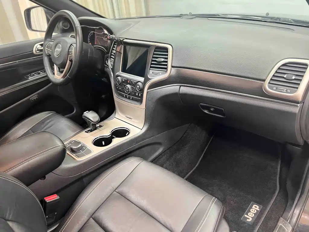 Jeep Grand Cherokee 2015 — фото 23