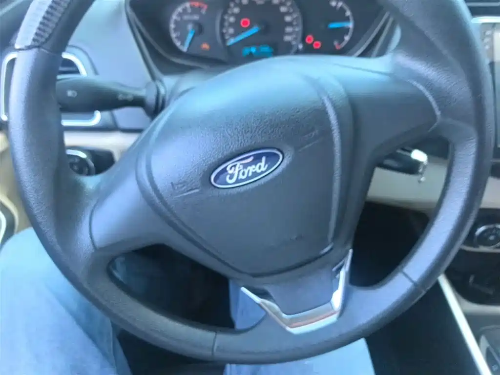 Ford Escort 2018 — фото 11