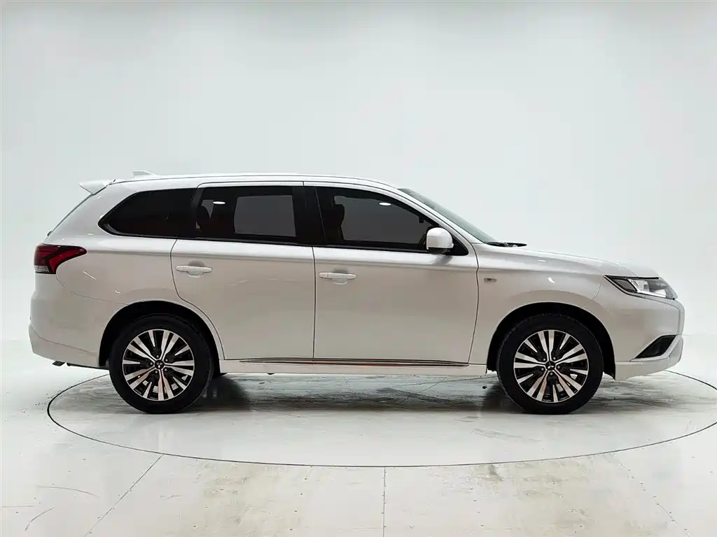 Mitsubishi Outlander 2021 — фото 9