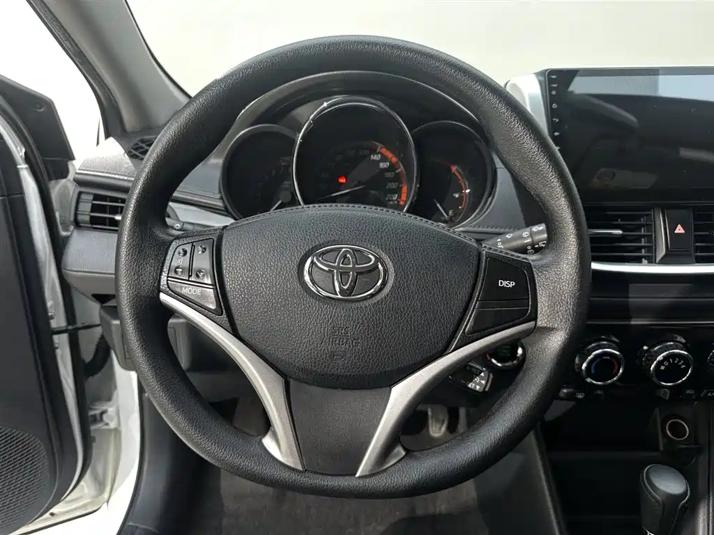 Toyota Yaris L 2022 — фото 8
